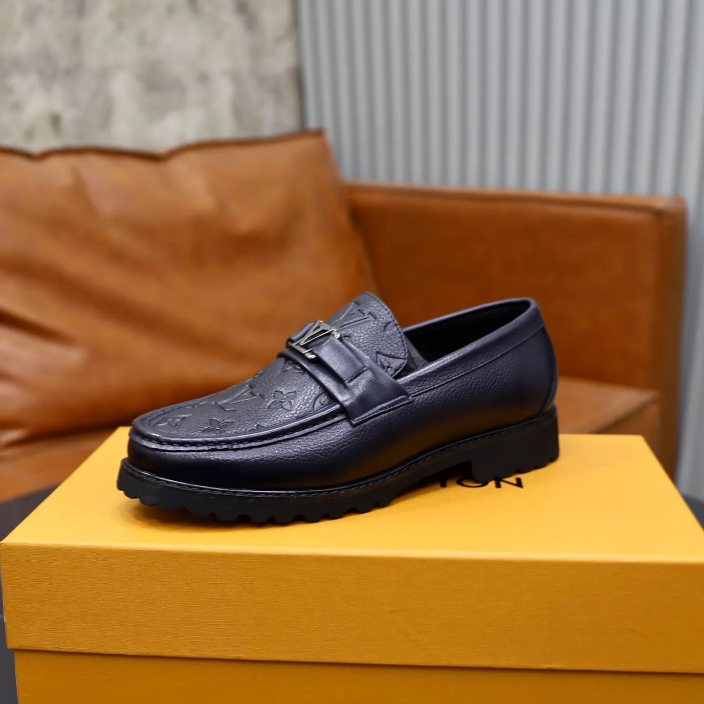 Ex-factory price: 600💰Louis Vuitton LV men's classic Oxford shoes, men's business formal boutique leather shoes, classic style, almond kernel exquisite toe, ultimate art, the whole shoe is made of imported cow leather (open edge beads), carefully selected, fine pores, excellent gloss, soft texture, strong toughness, durable and not easy to deform, apricot fetal cowhide leather lining, soft and comfortable, sweat-absorbent and breathable. Foam outsole, original box and dust bag packaging! Size: 38–44 (45/46 customized)